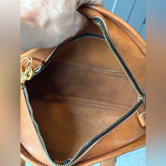 Vintage Chadwick Bowler Bag 012-3445 in British tan. Crossbody/dual short handle - Picture 14 of 16